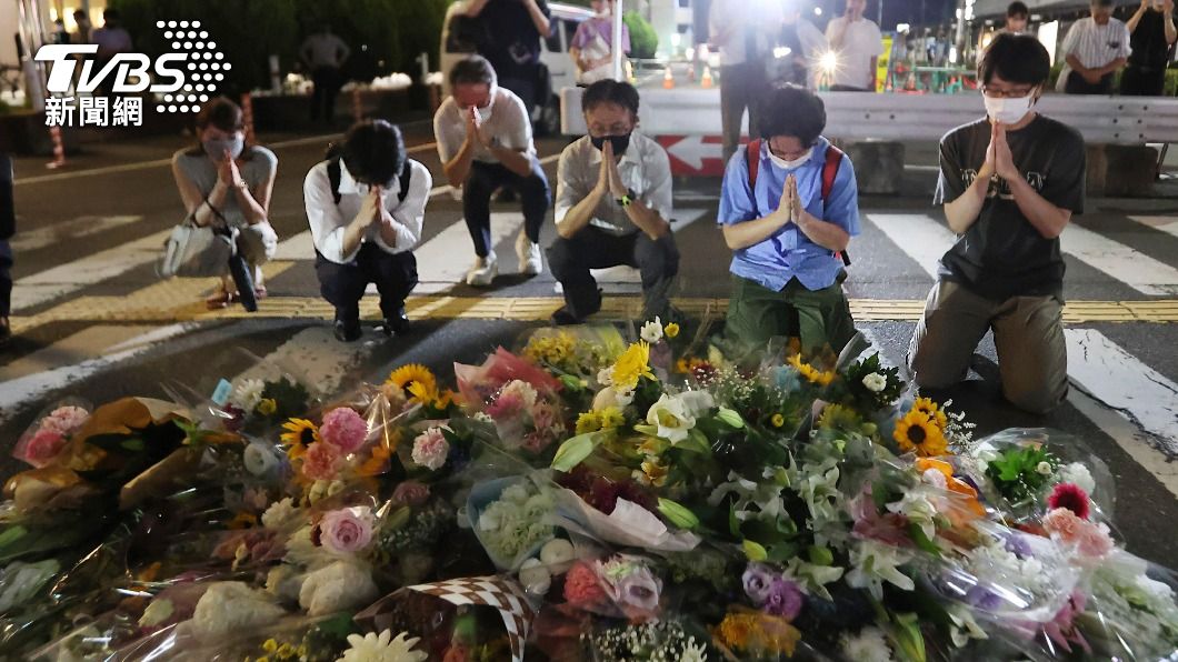 民眾前往案發現場獻花致意。（圖／達志影像美聯社）