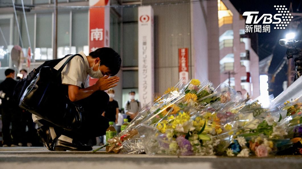 許多日本民眾到安倍遇害的地點哀悼。(圖/達志影像路透社)