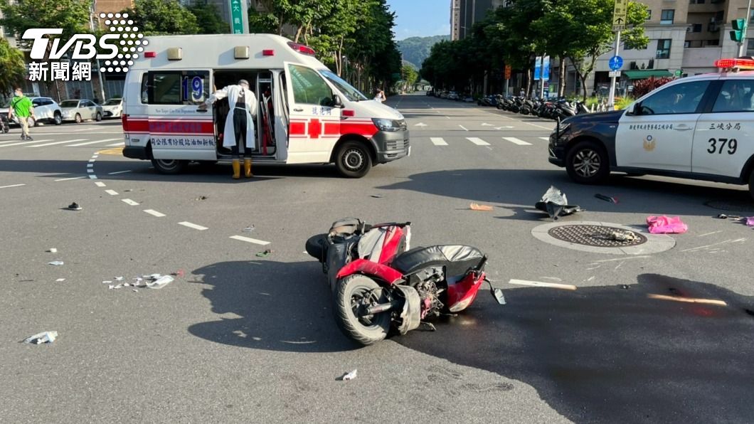 機車與汽車在路口發生碰撞,騎乘機車的婦人傷重不治。(圖/TVBS)