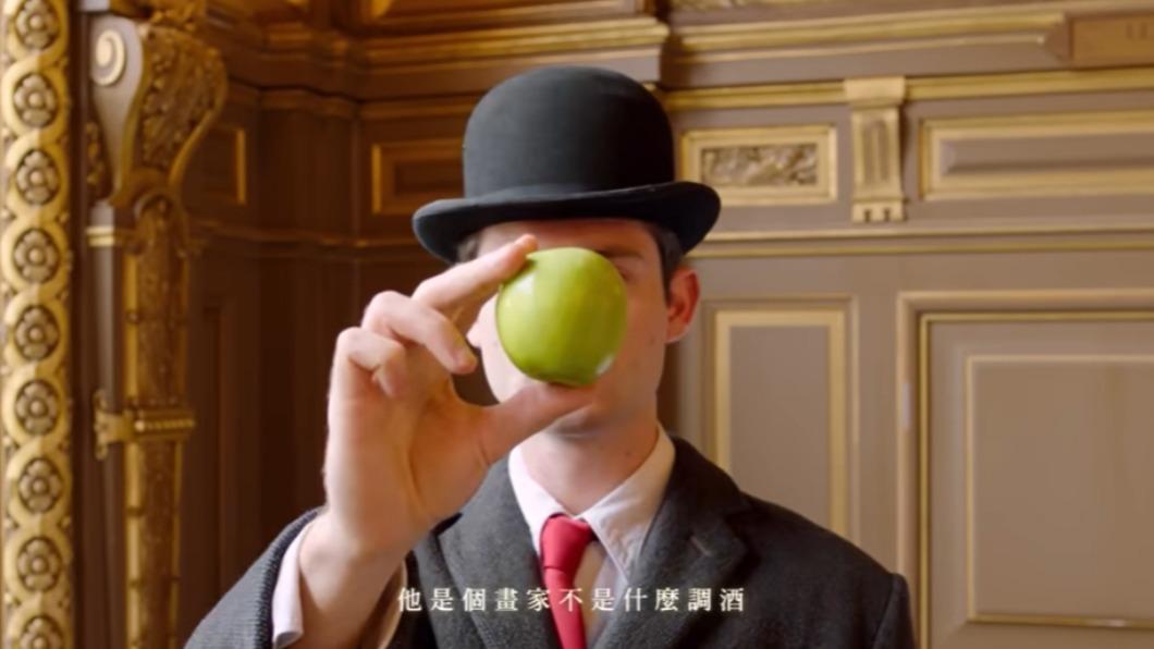 周杰倫在這支MV中將魔術穿插於藝術之間。（圖／翻攝自周杰倫YT）