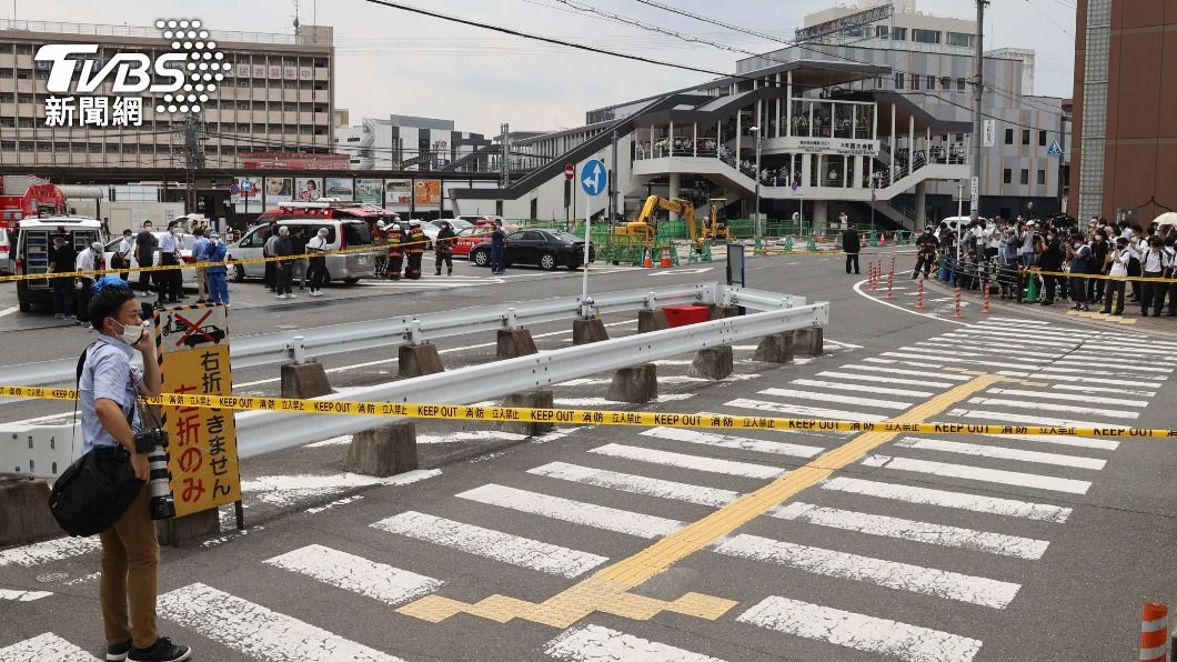 事發地是人來車往的車站前,安倍身邊居然沒有足夠的特勤保護。(圖/達志影像美聯社)