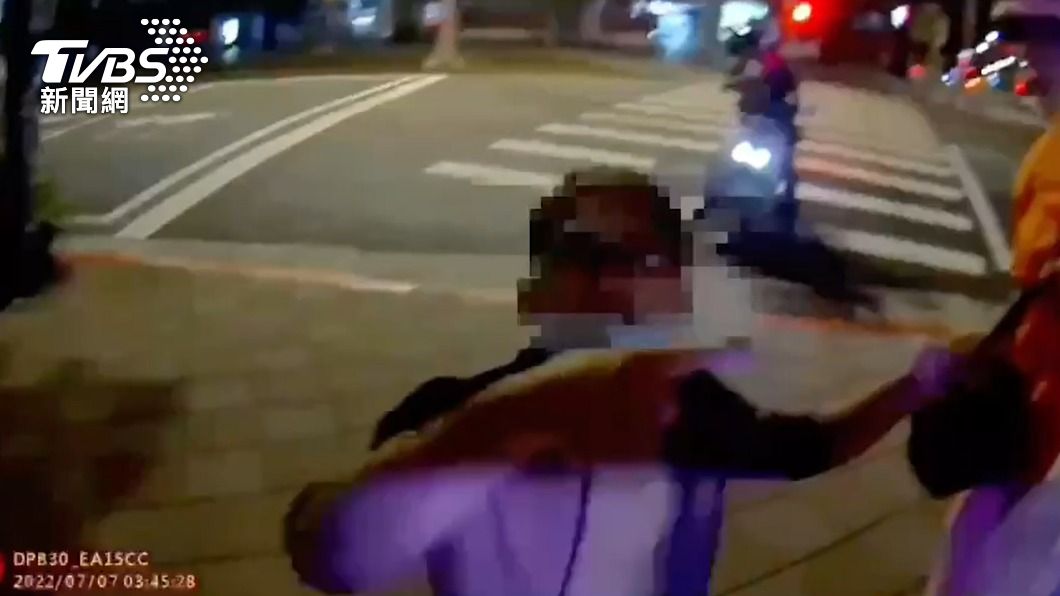 情敵相見分外眼紅！懷疑前女友劈腿堵人　2男當街互毆