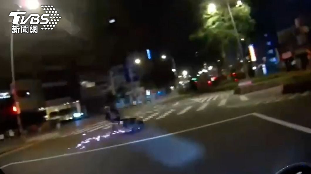陳男因擔心通緝犯身分曝光,騎車逃離現場時不慎摔車。(圖/TVBS)