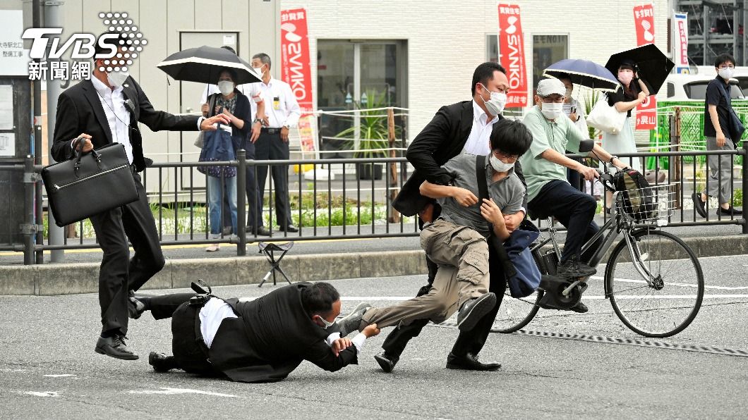 山上徹也認為母親迷信與安倍有關的宗教團體,因此動了殺機。(圖/達志影像歐新社)