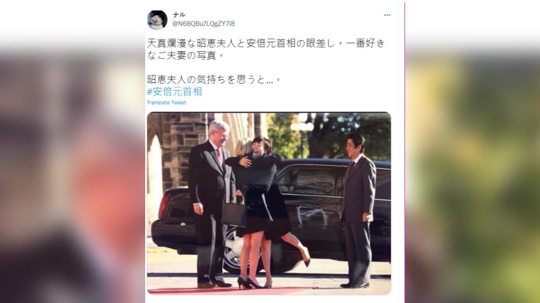 網友分享他最喜歡的安倍夫婦合照。(圖/翻攝自推特)