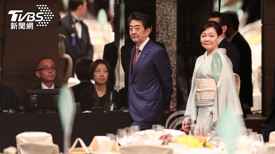 安倍和夫人昭惠感情相當好。(圖/達志影像路透社)