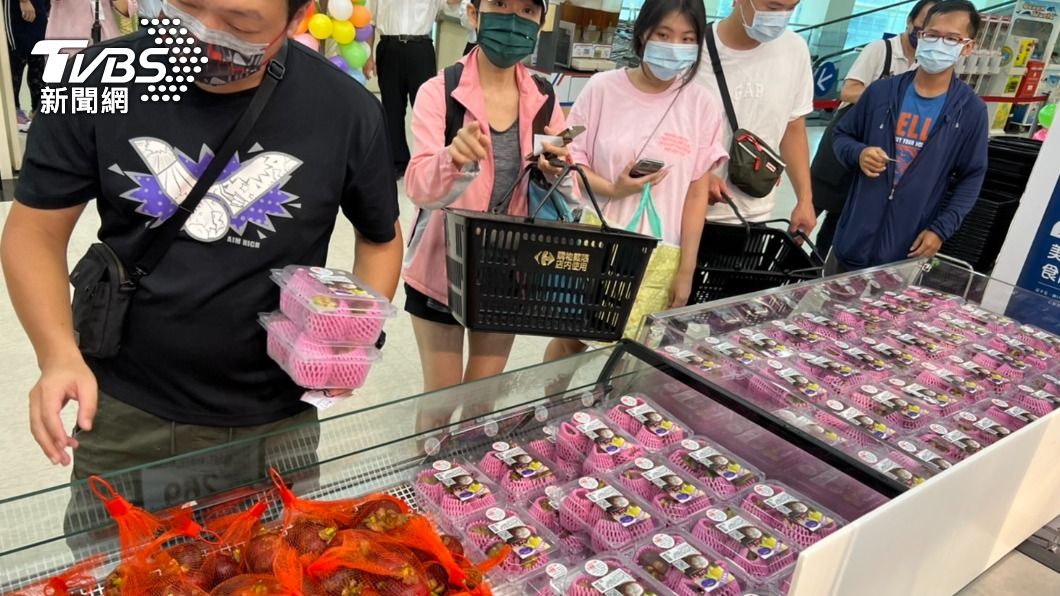 民眾搶買首批山竹。(圖/業者提供)