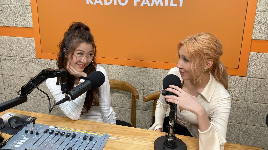 關詩敏擔任亞洲電台「音樂ALL STAR」DJ,訪問Karencici。(圖/亞神音樂提供)