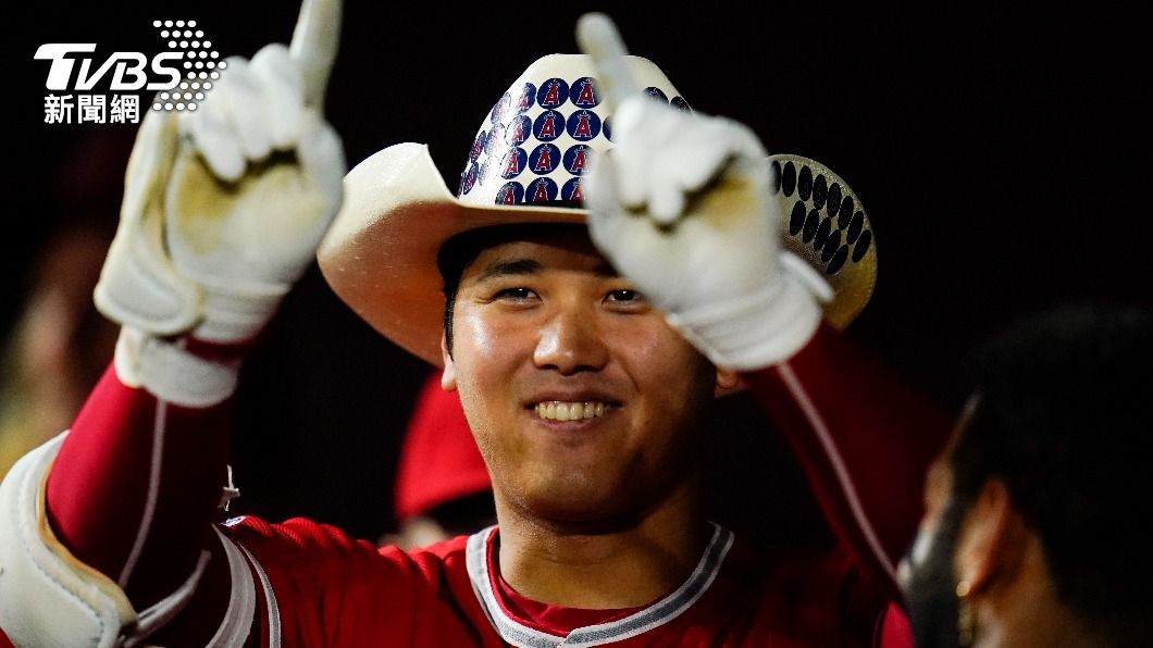 大谷在9局敲出陽春砲後戴上牛仔帽慶祝。（圖／達志影像美聯社）