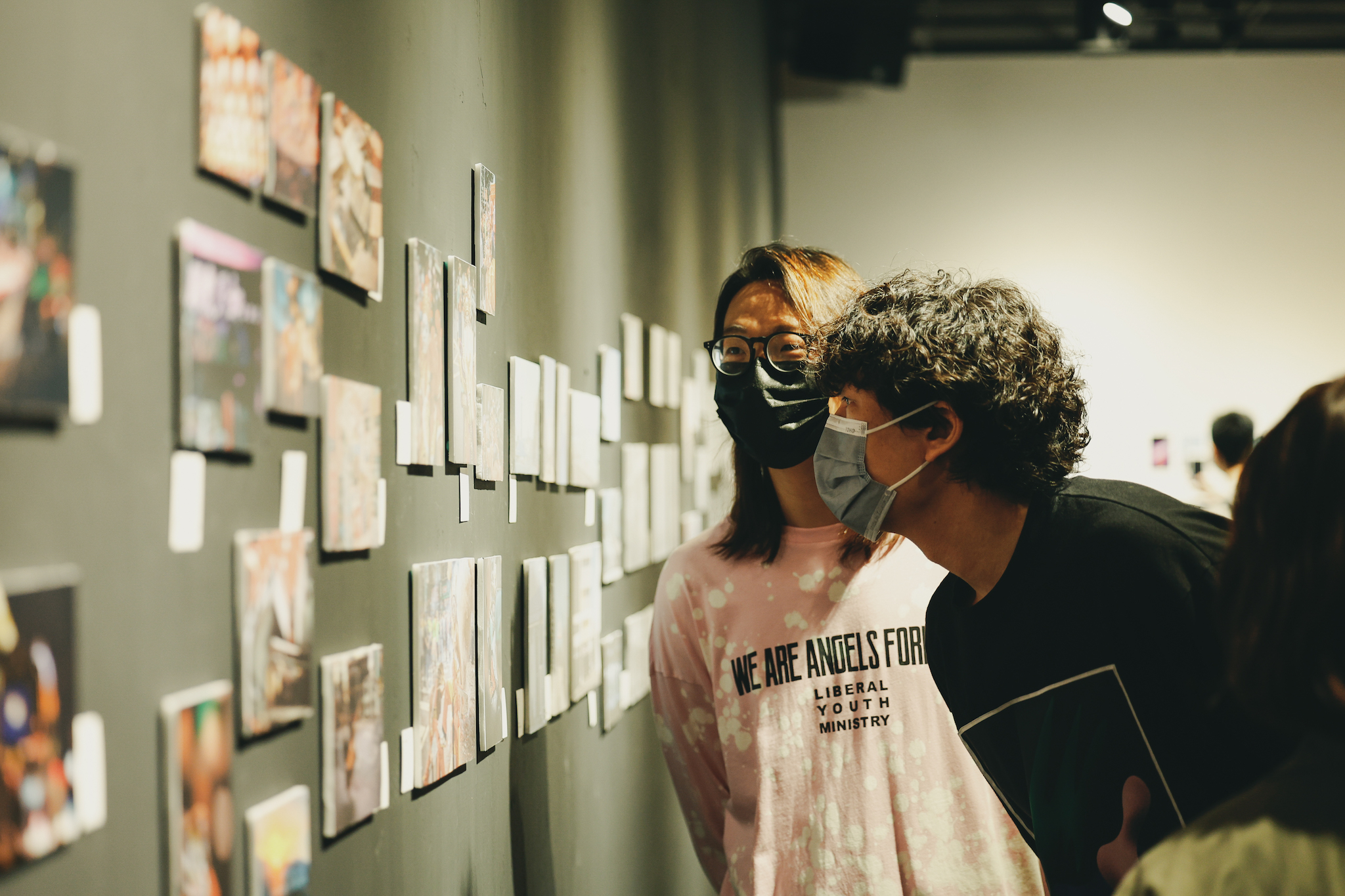 宇宙人主唱小玉及貝斯手方Q逛展。(圖/文化總會提供)