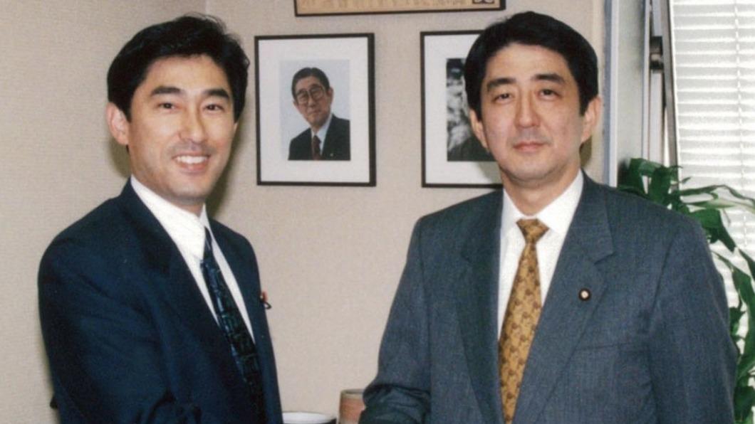 岸田放上兩人年輕時的握手照。（圖／翻攝自岸田文雄IG）