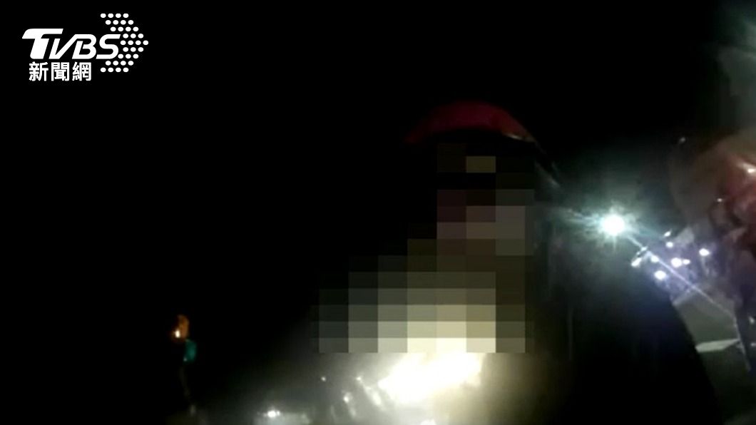 譚男酒後騎電動自行車上路。(圖/TVBS)