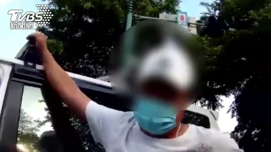 陳男自知難逃法網,主動報出真實身分。(圖/TVBS)