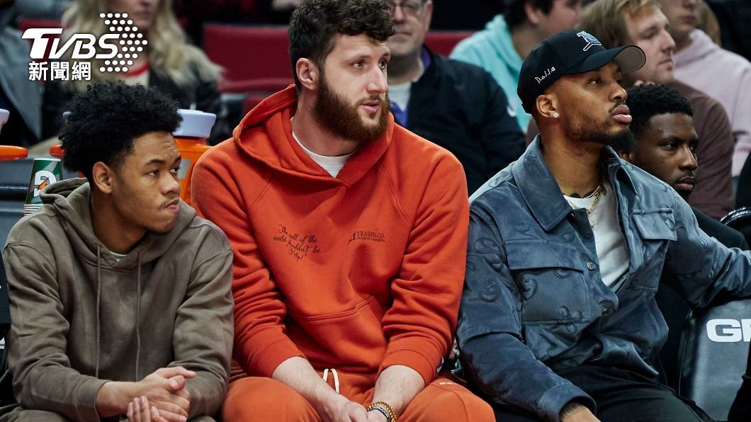 A.西蒙斯(Anfernee Simons)、諾基奇(Jusuf Nurkic)與里拉德。(圖/達志影像美聯社)