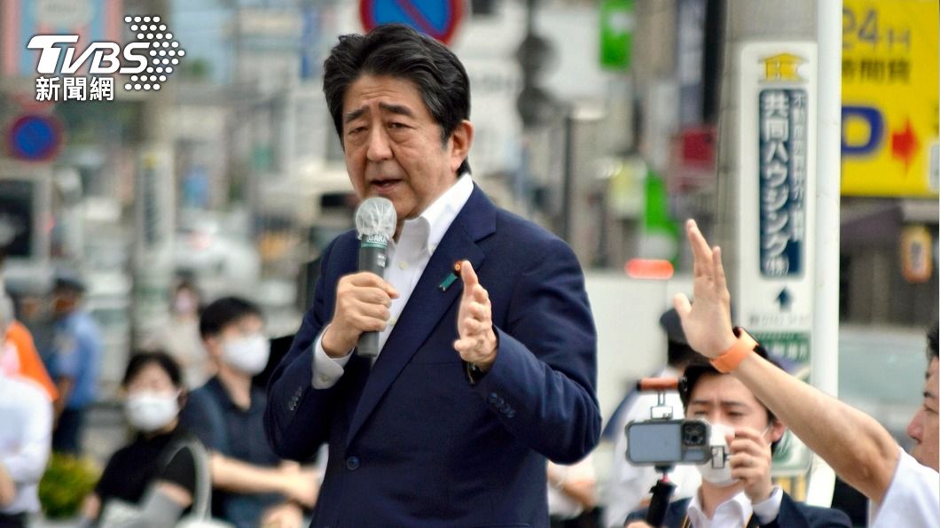 安倍在街頭演說時遭槍擊身亡,現在有人質疑維安出現紕漏。(圖/達志影像美聯社)