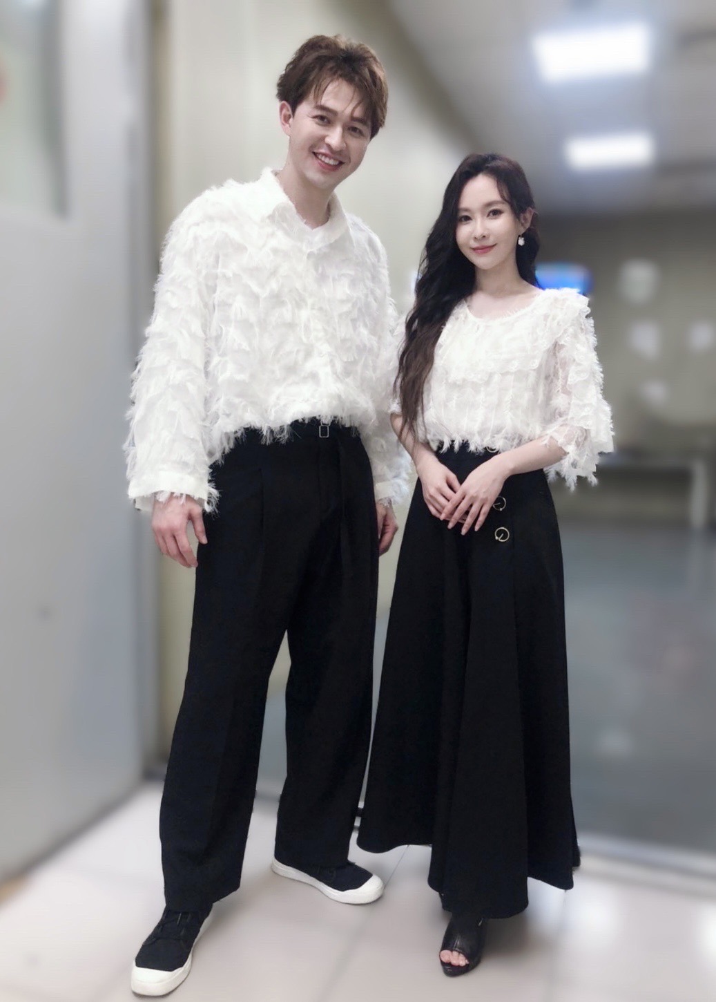李子森與杜忻恬苦思合唱歌單。（圖／勝駿娛樂提供）