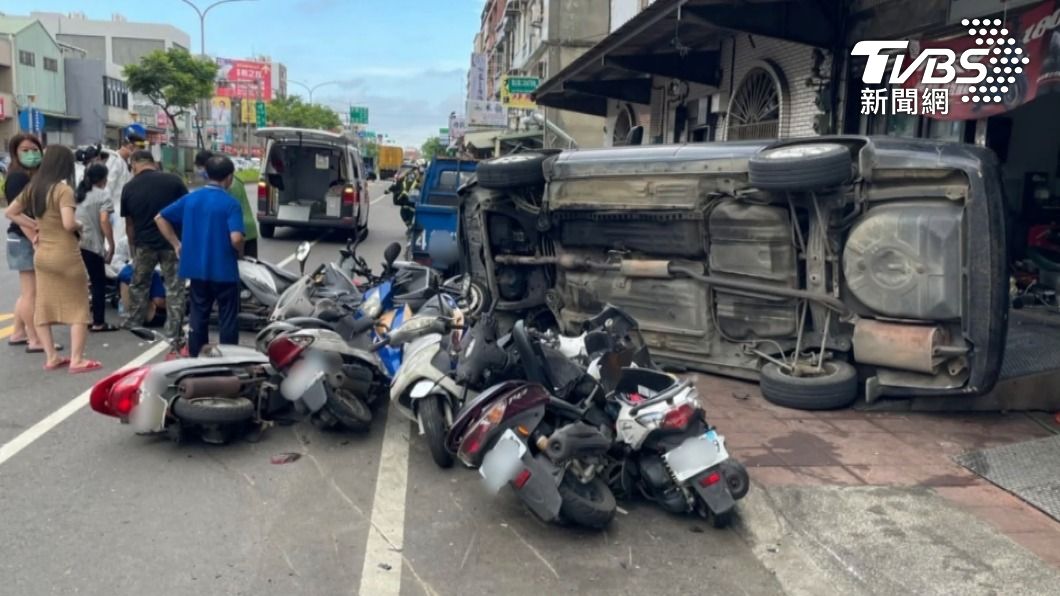 累了嗎？男開車恍神衝撞人行道　10機車「像骨牌全倒」
