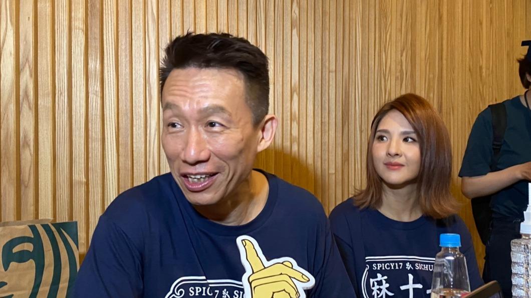 郭子乾(左)談到好友黃嘉千。(圖/林彥君攝)