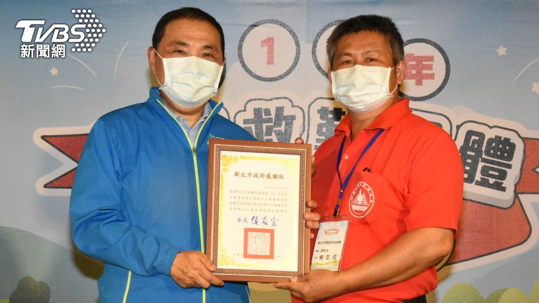 新北市事長侯友宜宣導水域安全之外,也表揚53個民間救難團體。(圖/TVBS)