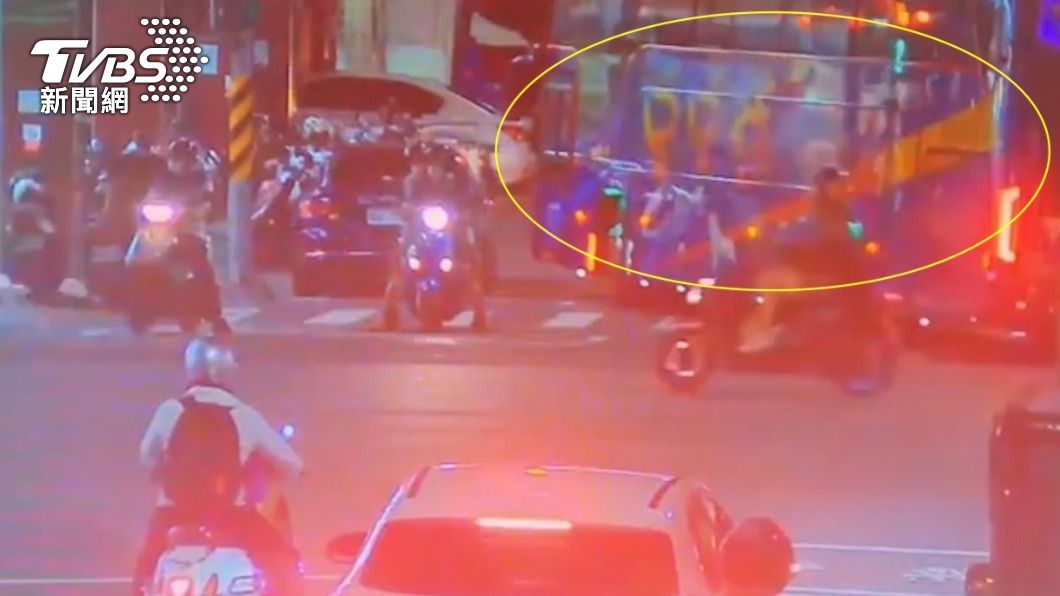 根據監視畫面,疑似是一輛遊覽車經過所勾下電線。(圖/TVBS)
