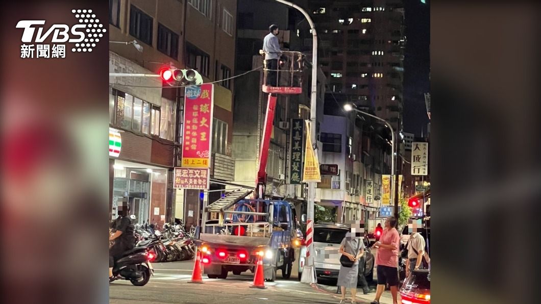 相關人員立即到場搶修電線。(圖/TVBS)