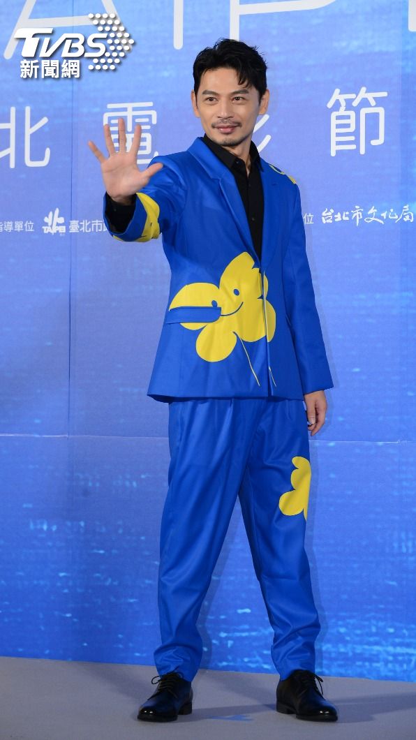 阿Ken擔任典禮主持人,將本屆主視覺設計在身上西服。(圖/許方正攝)