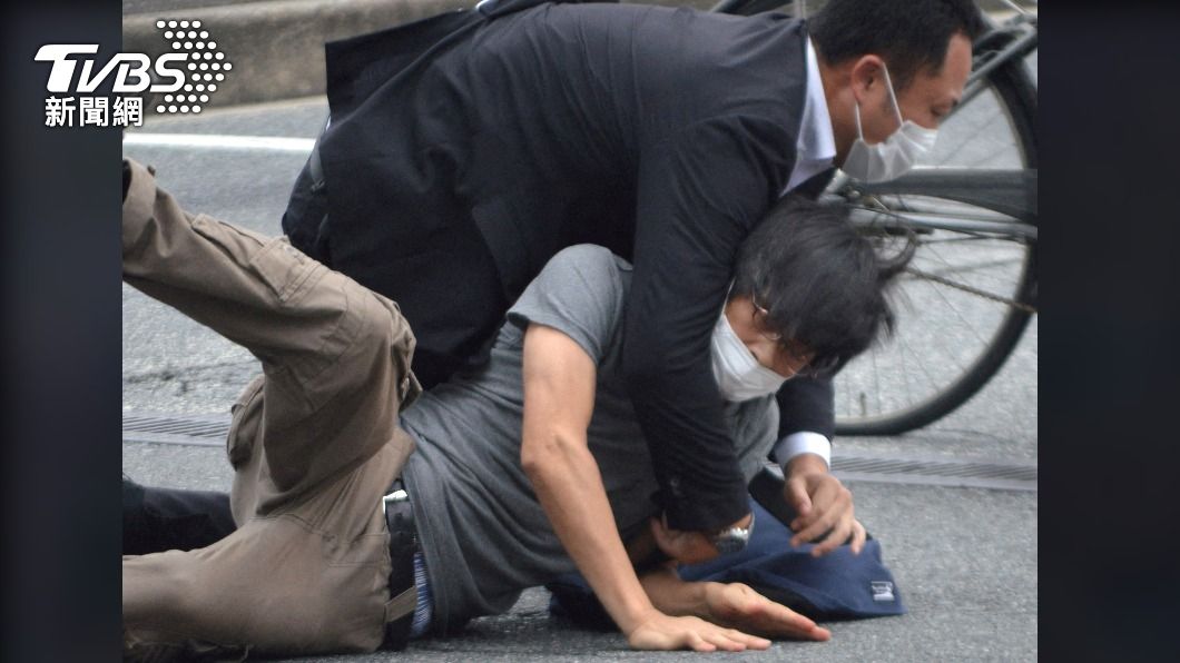 維安人員在安倍中槍後才制伏兇嫌。(圖/達志影像路透社)