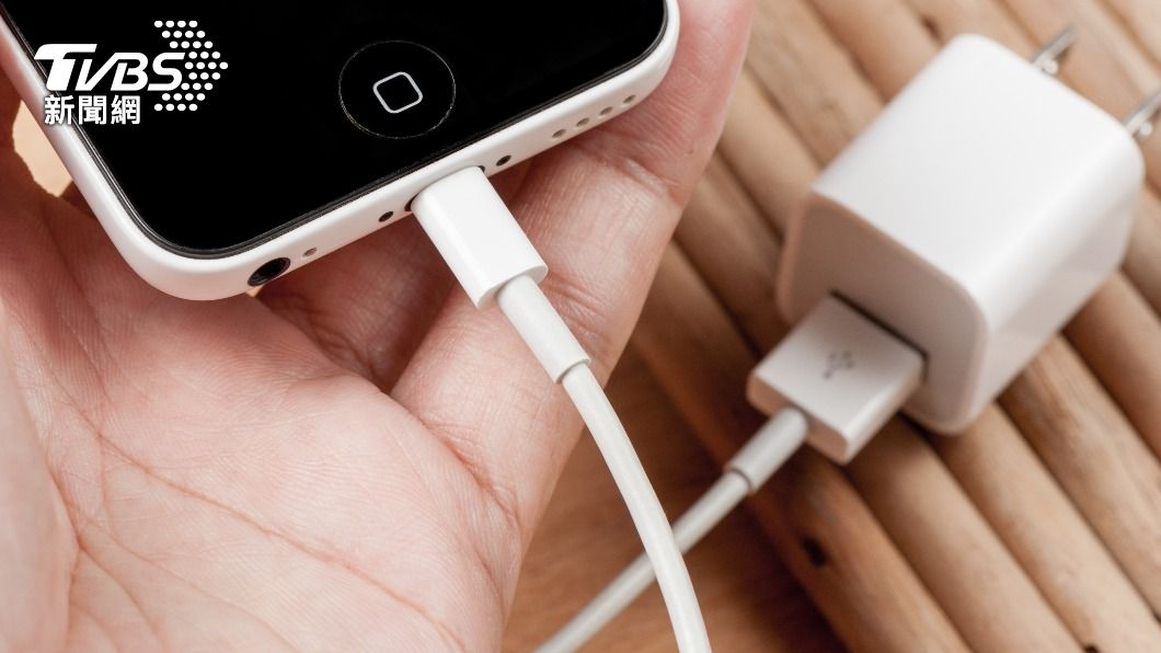 可將接頭插入手機充電孔30分鐘,以確認是否充電成功。(示意圖/shutterstock達志影像)