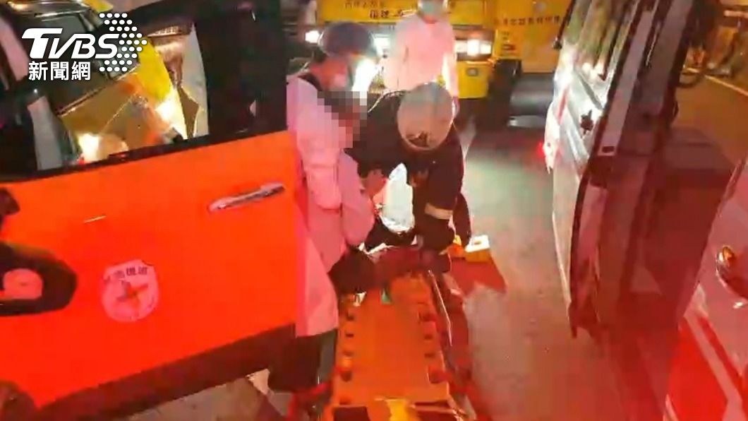 駕駛被抬出送醫。(圖/TVBS)