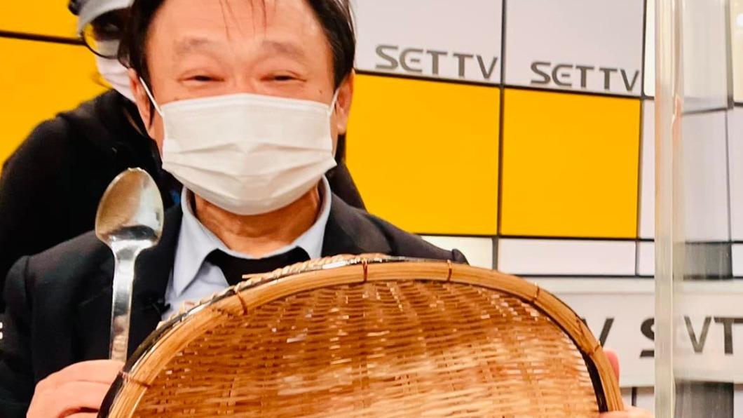 王世堅質詢時送柯文哲湯匙和畚箕當禮物。（圖／翻攝自黃益中臉書）