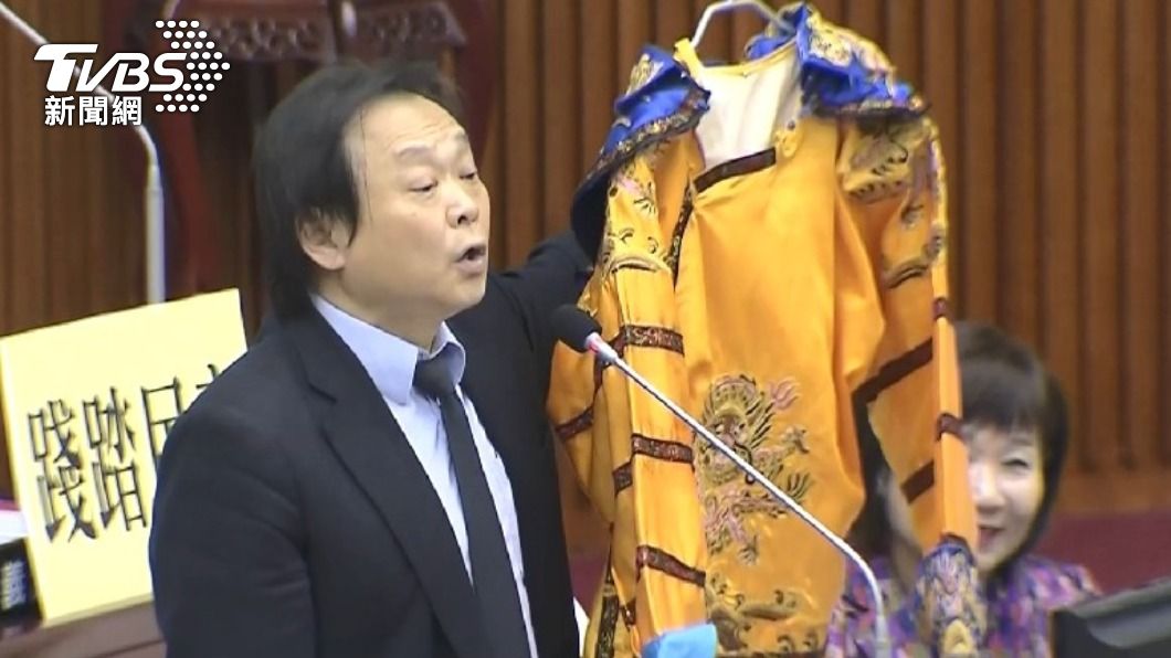 王世堅質詢時送上一套龍袍，大酸柯文哲。（圖／TVBS）