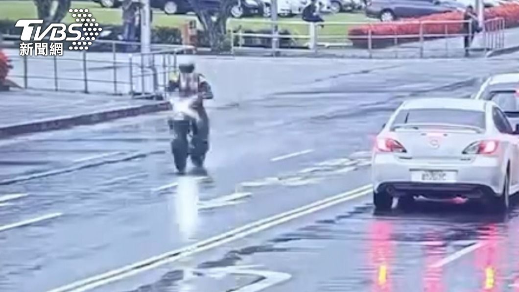 警方調閱相關監視器鎖定車牌告發。(圖/TVBS)