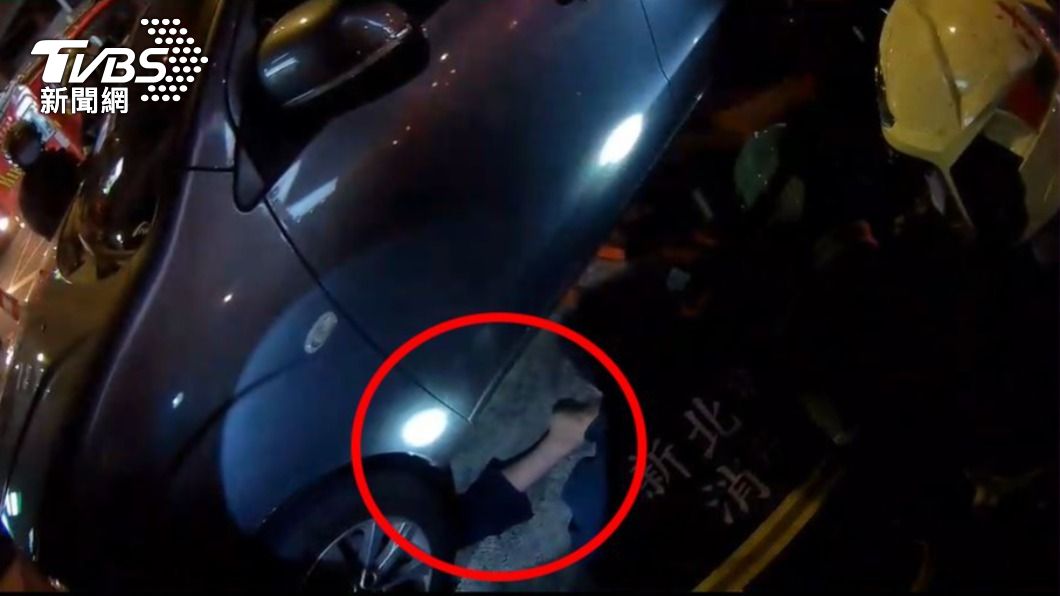 警消到場拿出器材將人救出。(圖/TVBS)