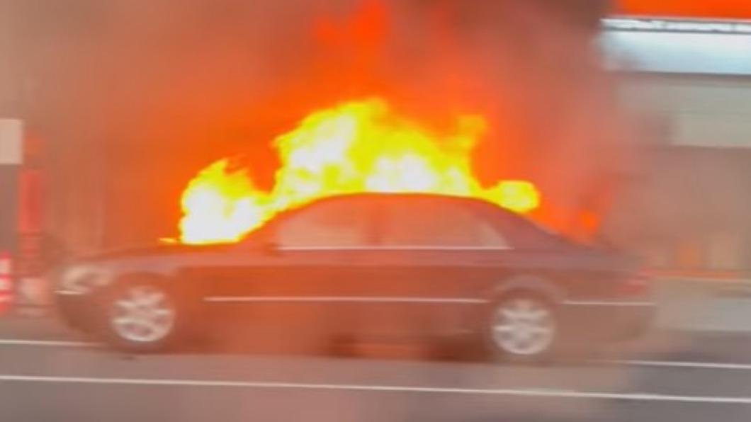 賓士車燒成火球。（圖／翻攝自花壇人俱樂部2）