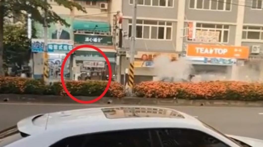 民眾淡定買飲料。（圖／翻攝自花壇人俱樂部2）