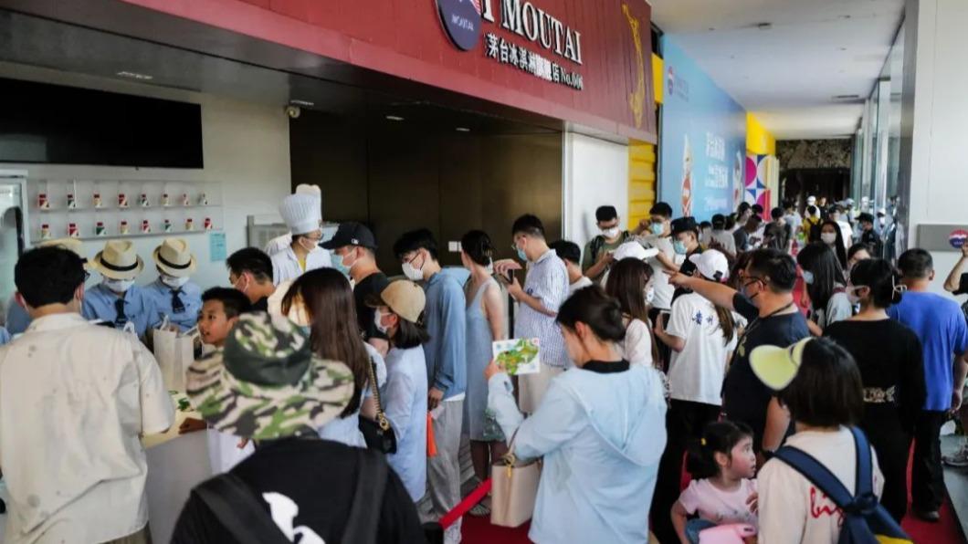 茅台冰淇淋杭州實體店開幕的盛況。(圖/翻攝自茅台微博)