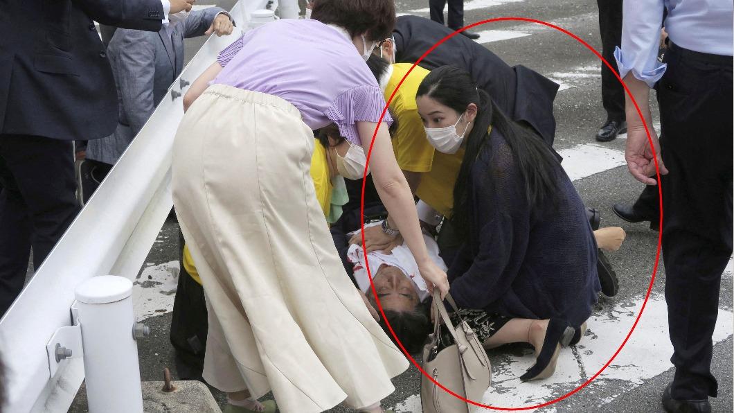 外傳該女子是保鑣石田萌美,但查證過後是看護聯盟工作人員。(圖/達志影像路透社)