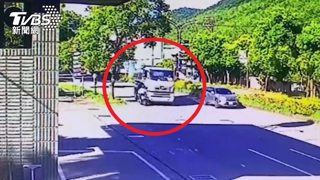 婦人騎著機車緊跟在油罐車右側。（圖／TVBS）