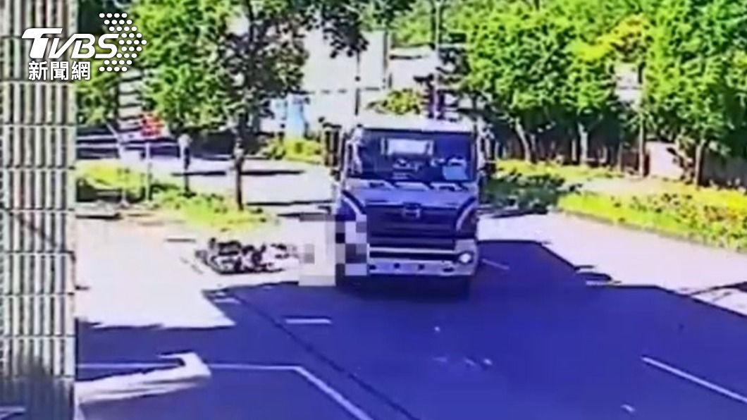 油罐車擦撞機車後，婦人捲入車底。（圖／TVBS）
