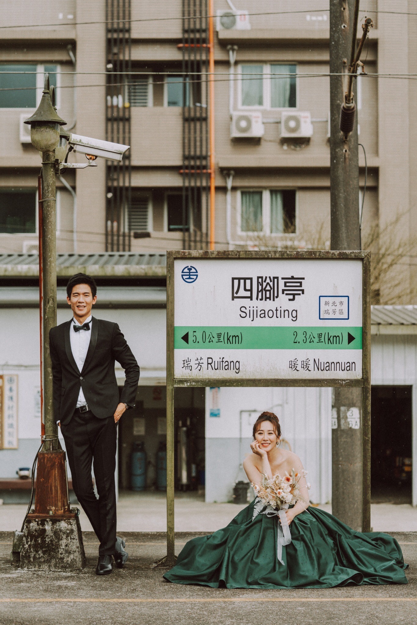 蔡允潔的回到瑞芳車站回憶童年。(圖/The stage美式婚禮婚紗提供)