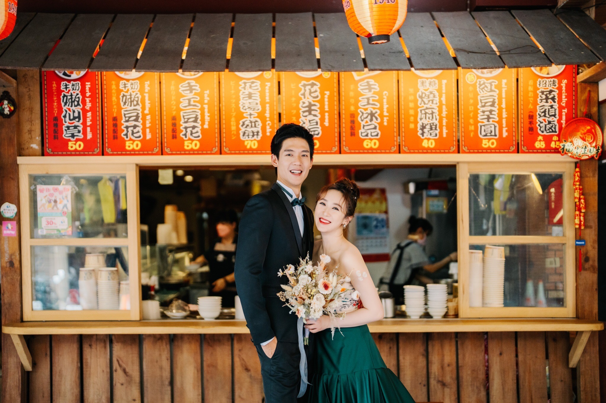 蔡允潔回到奶奶的芋圓店取景。(圖/The stage美式婚禮婚紗提供)