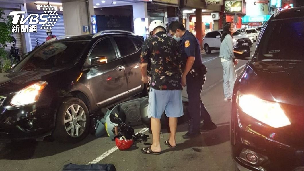 徐男直接將車停在靠近車道處。(圖/TVBS)