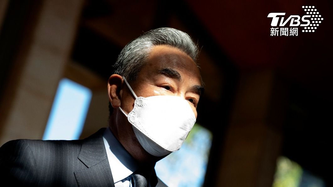 抵達印尼峇里島出席二十國外長高峰會的大陸外長王毅。(圖/達志影像美聯社)