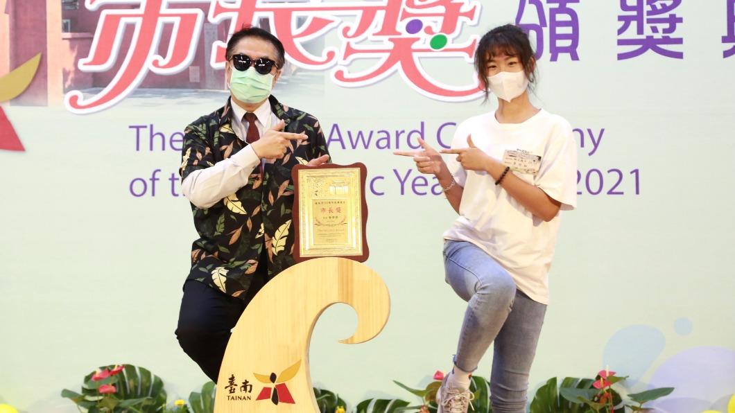 市長貼布買了沒？補拍去年畢業生　黃偉哲卯全力配合