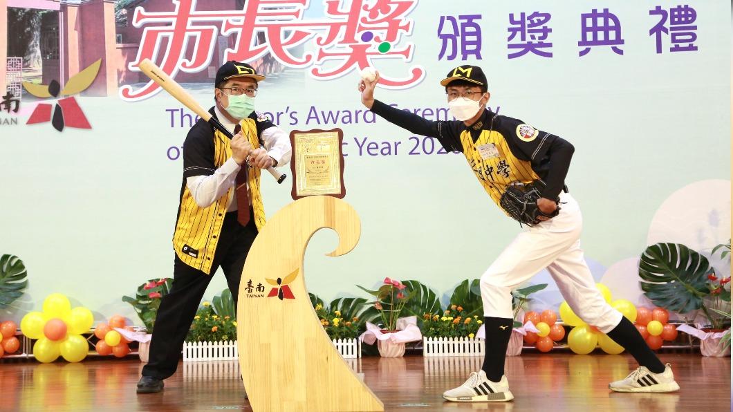 和學生在台上扮演投手、打者。(圖/台南市政府)