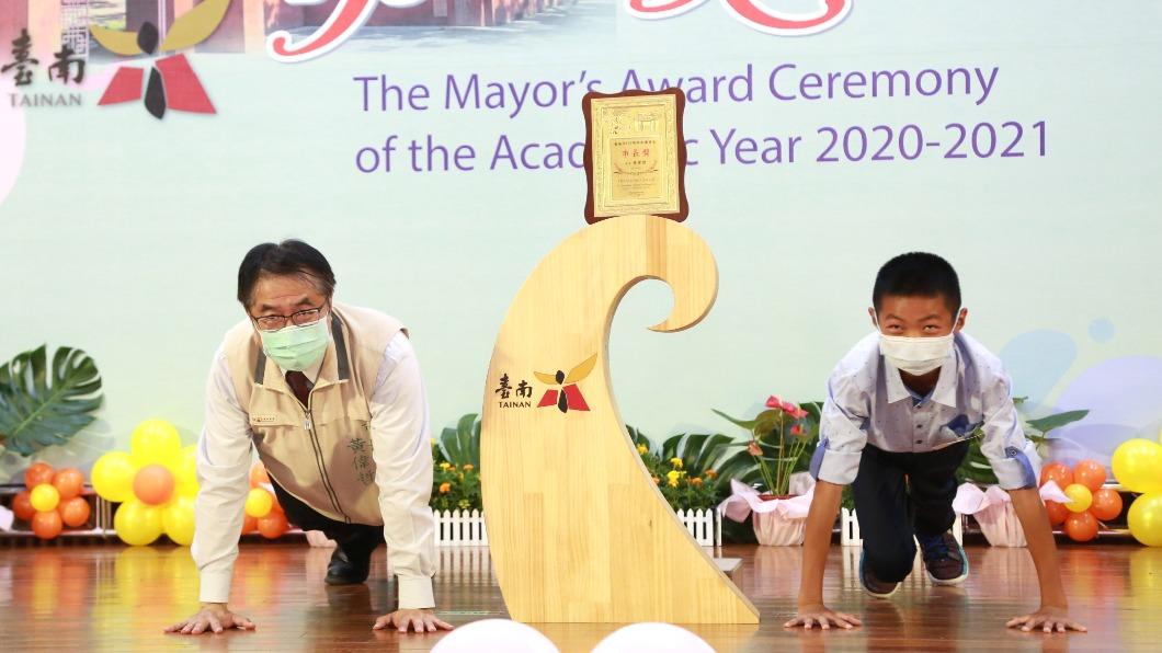 一共404位學生合拍。(圖/台南市政府)