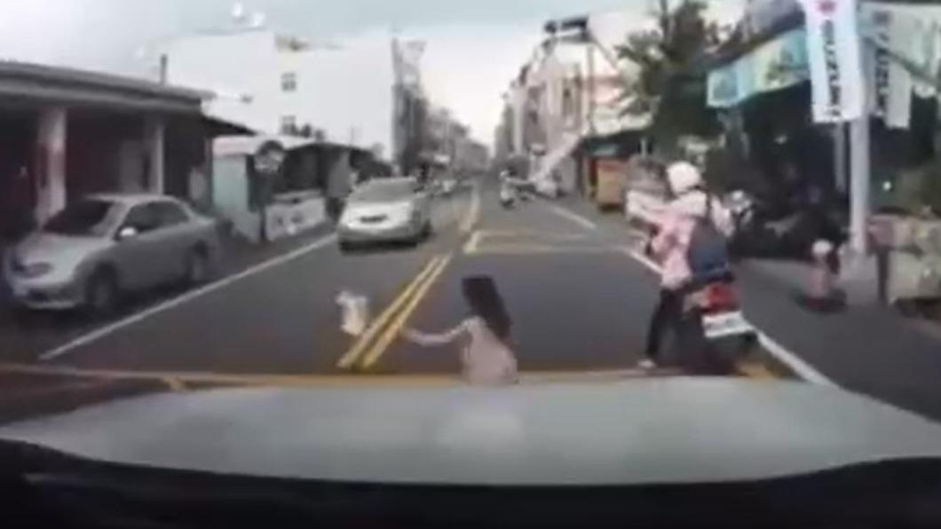 女童衝過馬路。(圖/翻攝自臉書「南投人」聊天室)