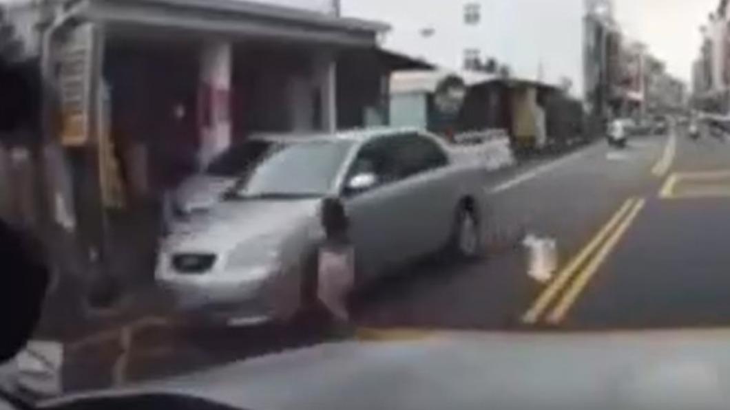 女童被轎車撞上。(圖/翻攝自臉書「南投人」聊天室)