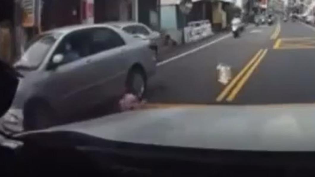 女童差點被捲入車底。(圖/翻攝自臉書「南投人」聊天室)