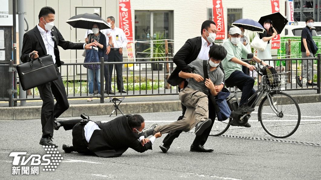 安倍遇刺亡 日媒曝警察聽「第一聲槍響」才驚覺可疑人士